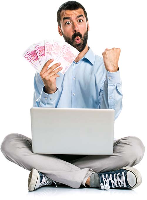Mann im Schneidersitz mit Laptop und Geldscheinen in der Hand